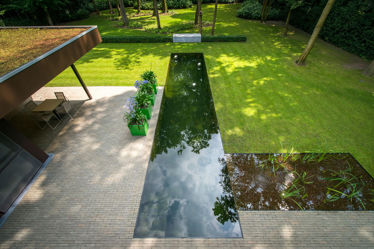 Double fired clay pavers in a contemporary design by Monbaliu landscape gardeners