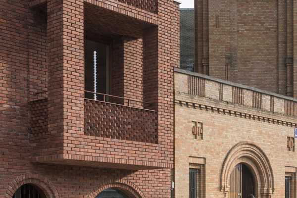 An atypical facade inspired by the surrounding neoclassical architecture