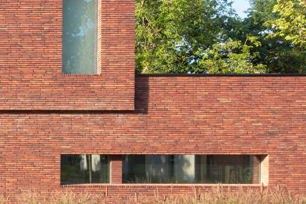 Functional detailing in brickwork with ‘linea 3016’