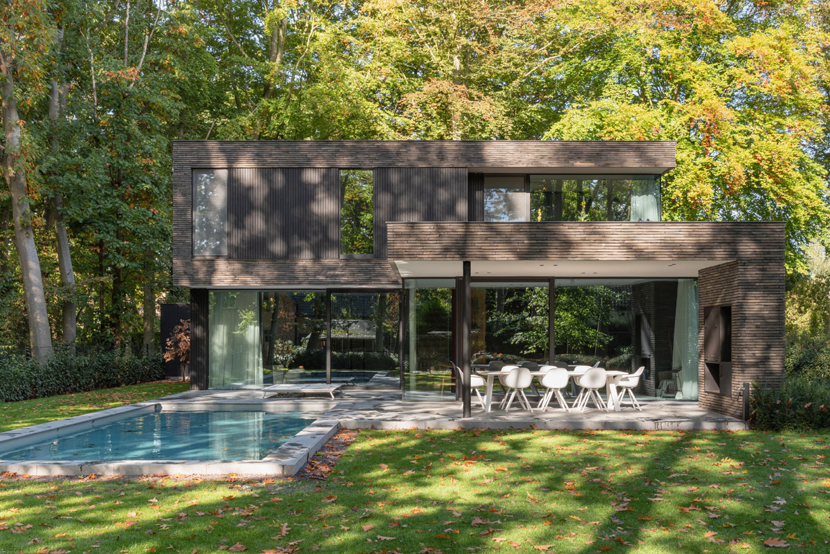 Hand-Made long-format facing brick unifies modern villa in forest setting
