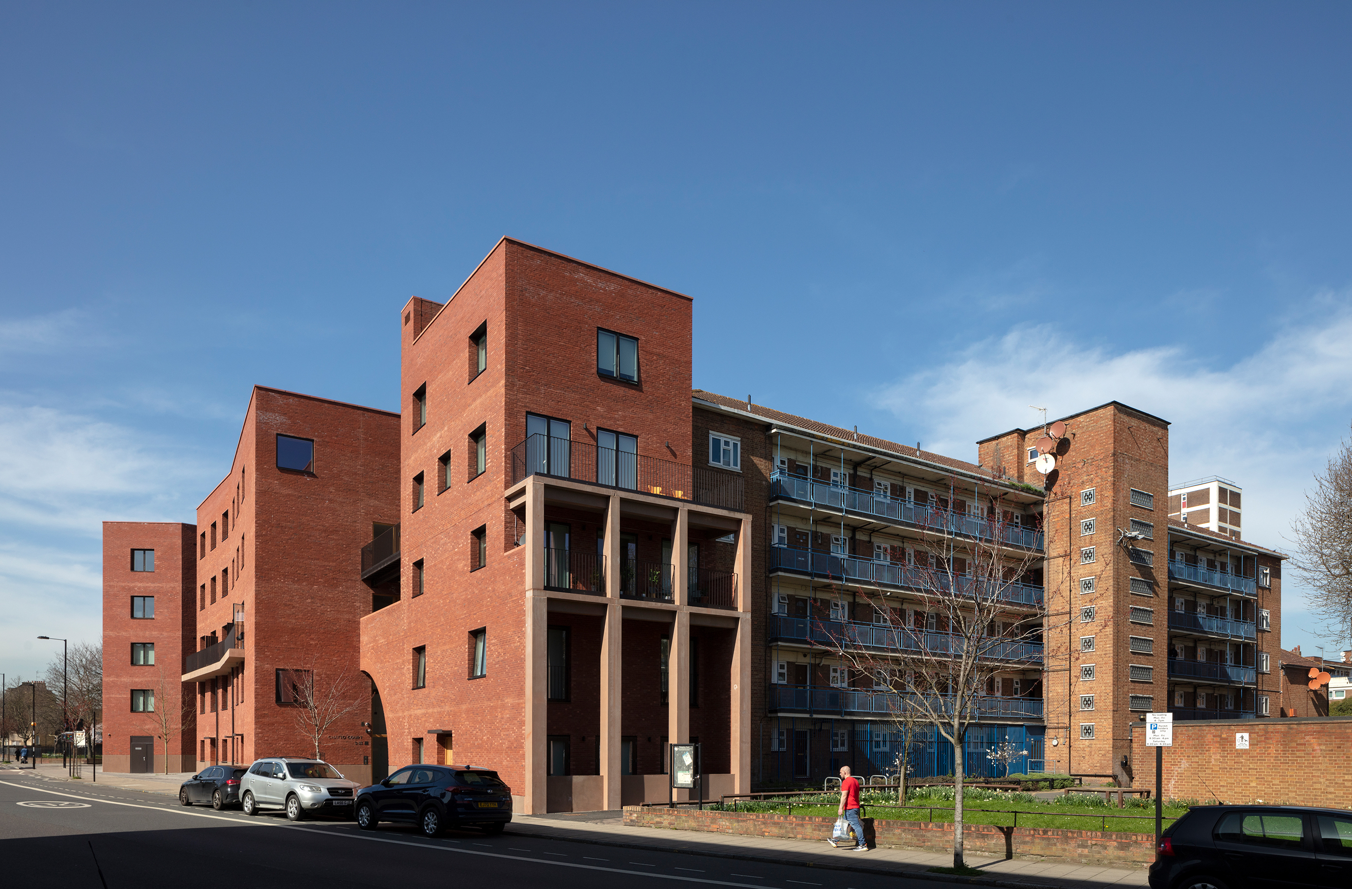 The grouping and massing of the new housing blocks negotiate between the contrasting urban conditions of the post-war estate and the Victorian street