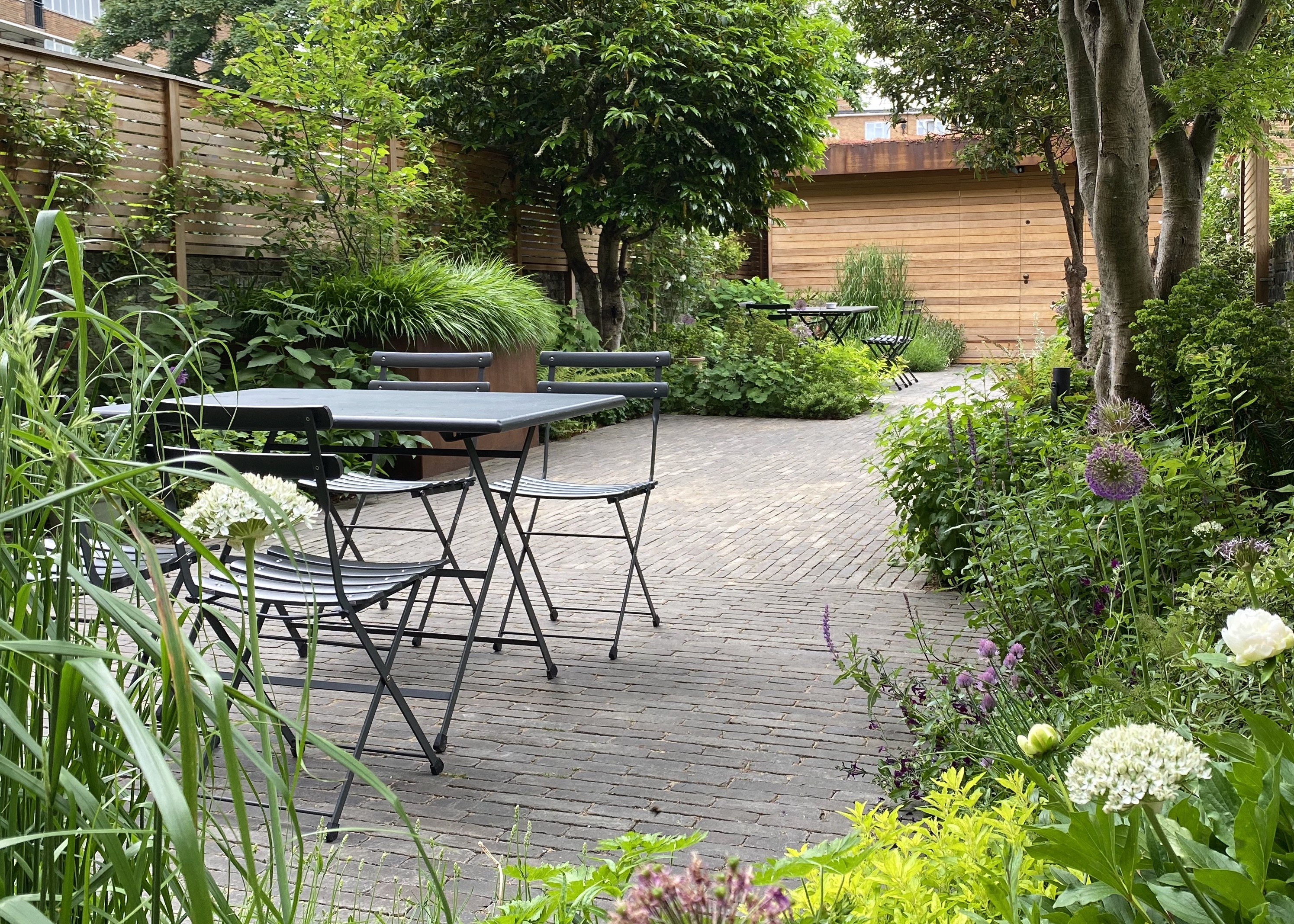 Taupe clay pavers give a contemporary look to this London city garden