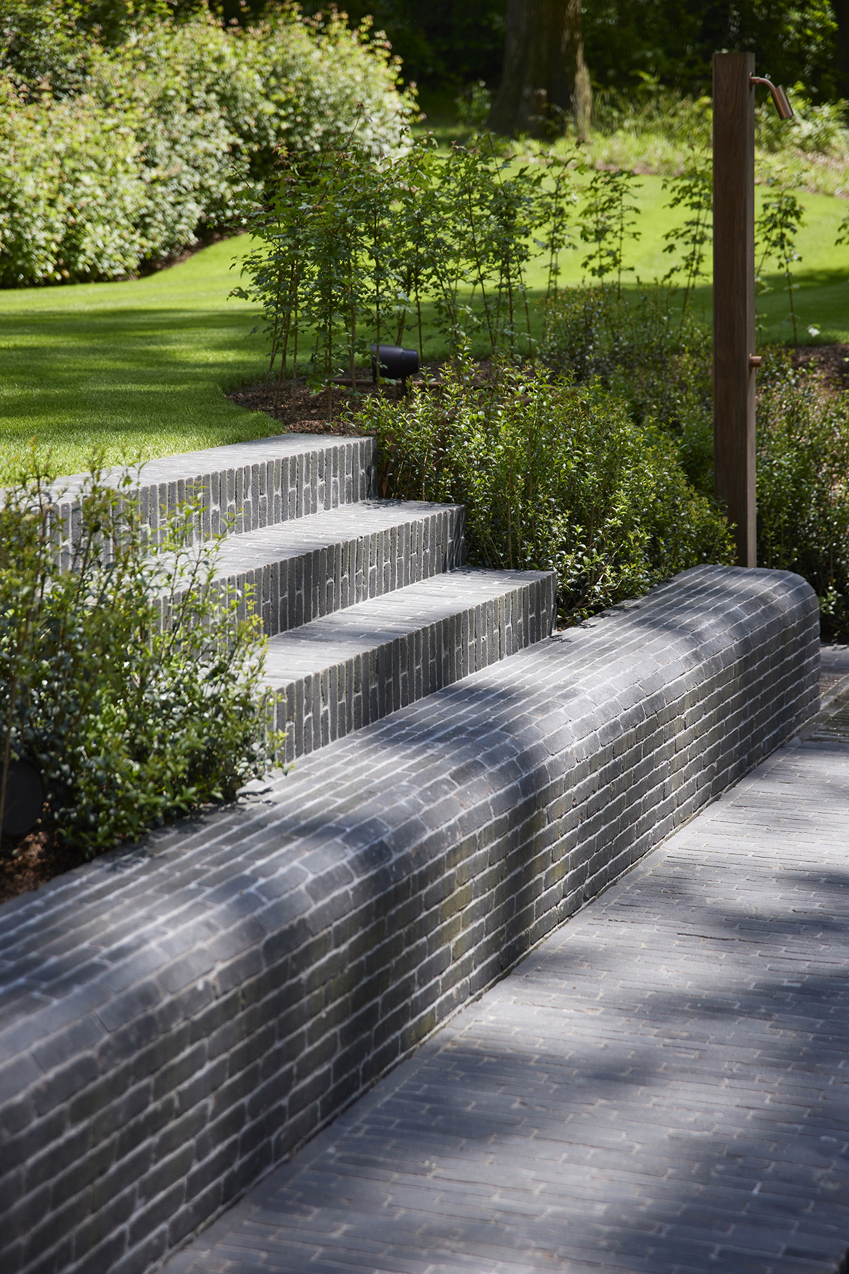 A timeless paving in a beautiful private garden in Sint-Martens-Latem