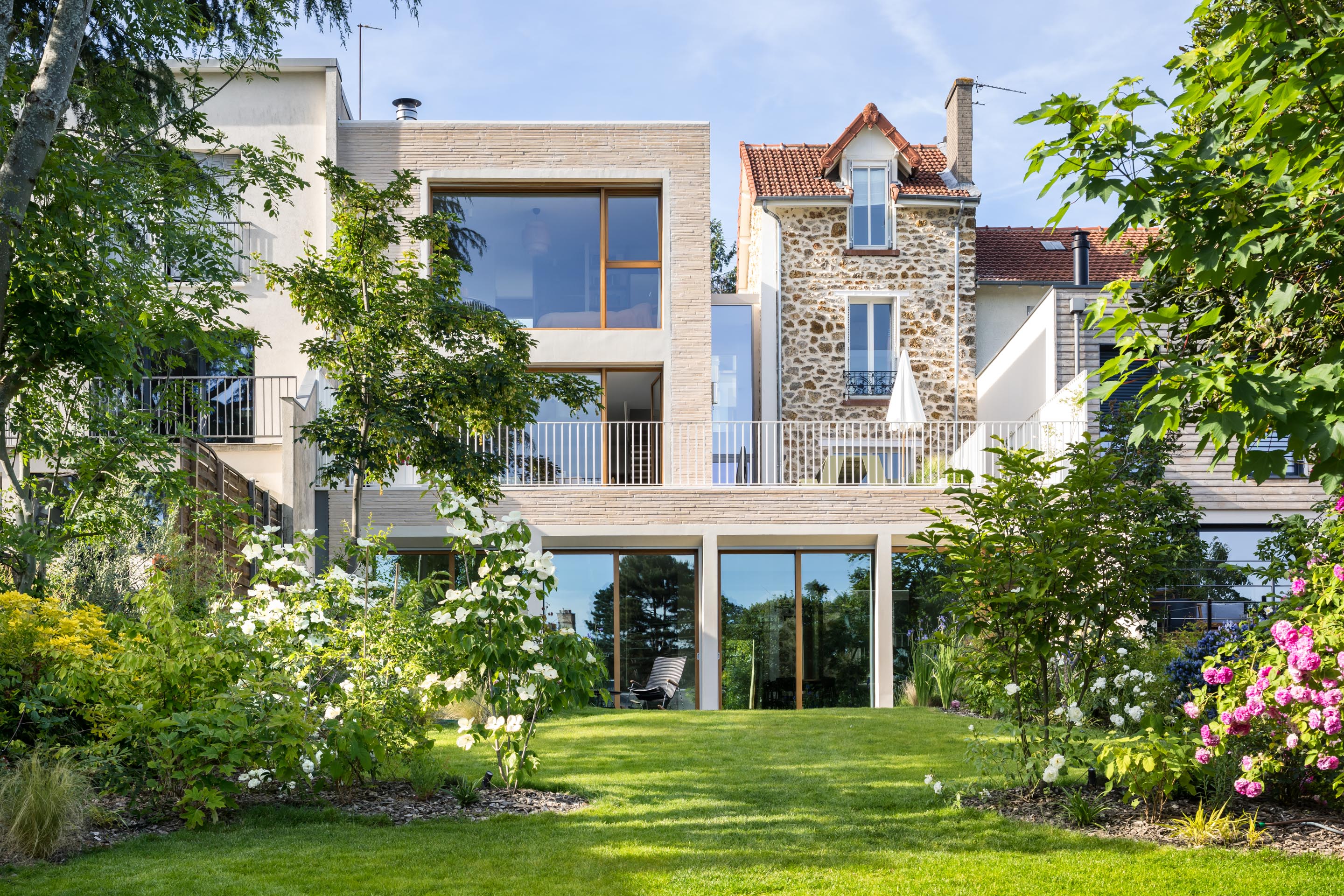 An interplay of two different architectural eras thanks to an extension to a historic building