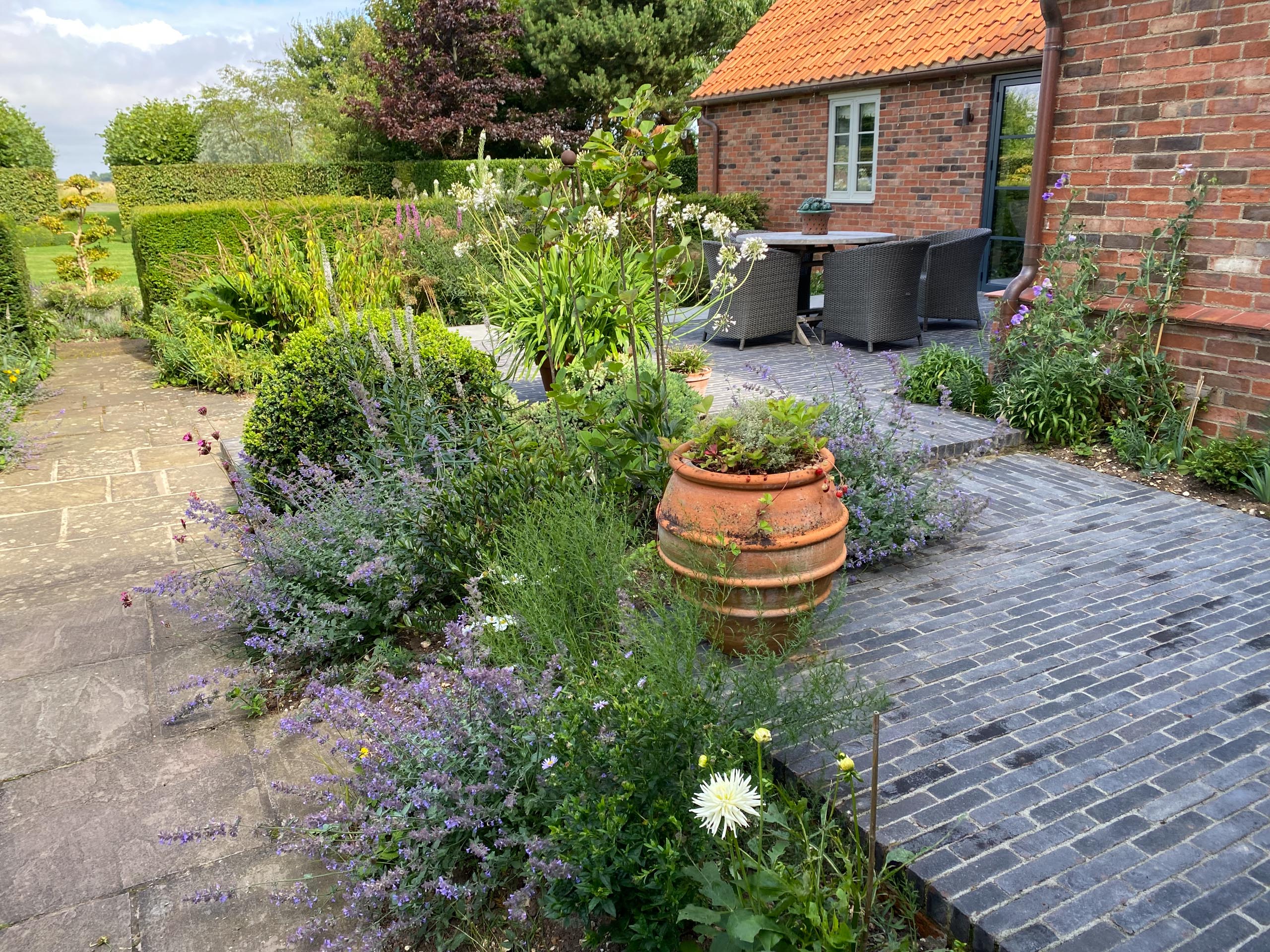 Clay Paver Award 2020-2021: Medium & Large residential gardens - Blending traditional and contemporary elements. 